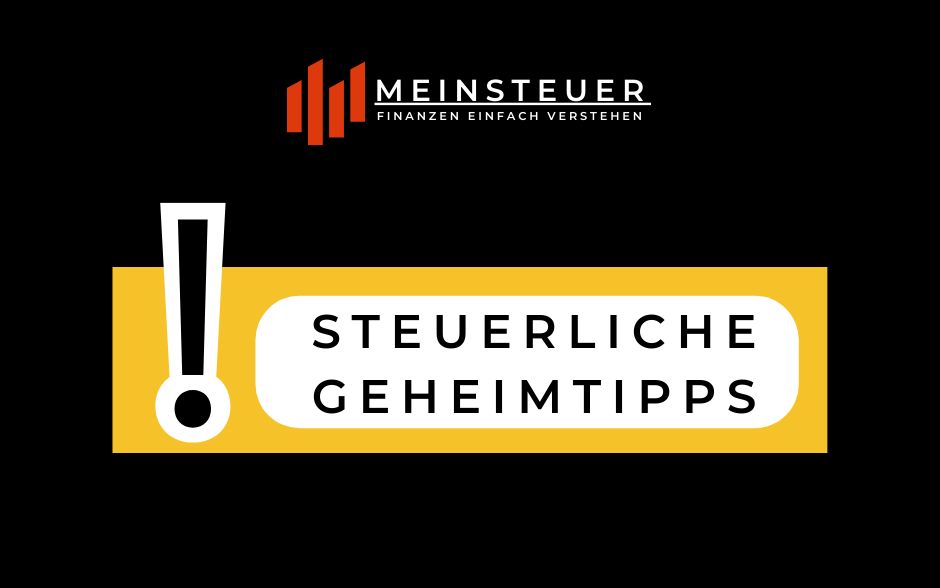 Grafik mit schwarzem Hintergrund. Oben befindet sich das Logo 'MeinSteuer' mit dem Slogan 'Finanzen einfach verstehen'. Darunter ist ein gelber Banner mit einem weißen Ausrufezeichen links und dem Text 'Steuerliche Geheimtipps' in schwarzer Schrift auf weißem Hintergrund.