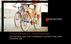 Steuervorteil für Radler: So setzen Sie Ihr Fahrrad clever von der Steuer ab! Das Bild zeigt zwei Personen, die auf ihren Fahrrädern eine gepflasterte Straße entlangfahren. Eine Person trägt eine beige Shorts und graue Schuhe, während die andere eine farbenfrohe, gestreifte Kleidung trägt. Die Fahrräder sind sportlich gestaltet, eines mit einem orangefarbenen Rahmen. Im Hintergrund sind unscharfe Gebäude und eine helle Umgebung zu sehen, was auf eine angenehme, sonnige Atmosphäre hindeutet. Am unteren Rand des Bildes befindet sich ein schwarzer Bereich mit weißem und orangem Text, der über Steuervorteile für Fahrradfahrer informiert. Rechts ist das Logo „MeinSteuer“ mit dem Slogan „Finanzen einfach verstehen“ sichtbar.