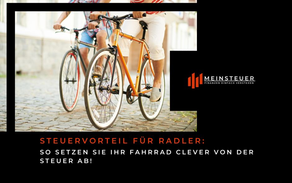Steuervorteil für Radler: So setzen Sie Ihr Fahrrad clever von der Steuer ab! Das Bild zeigt zwei Personen, die auf ihren Fahrrädern eine gepflasterte Straße entlangfahren. Eine Person trägt eine beige Shorts und graue Schuhe, während die andere eine farbenfrohe, gestreifte Kleidung trägt. Die Fahrräder sind sportlich gestaltet, eines mit einem orangefarbenen Rahmen. Im Hintergrund sind unscharfe Gebäude und eine helle Umgebung zu sehen, was auf eine angenehme, sonnige Atmosphäre hindeutet. Am unteren Rand des Bildes befindet sich ein schwarzer Bereich mit weißem und orangem Text, der über Steuervorteile für Fahrradfahrer informiert. Rechts ist das Logo „MeinSteuer“ mit dem Slogan „Finanzen einfach verstehen“ sichtbar.