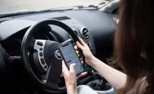 Handy am Steuer: Der teure Spaß – Bußgeld und schockierende Folgen für übermütige Fahrer! handy-am-steuer-der-teure-spass-bussgeld-und-schockierende-folgen-fuer-uebermuetige-fahrer